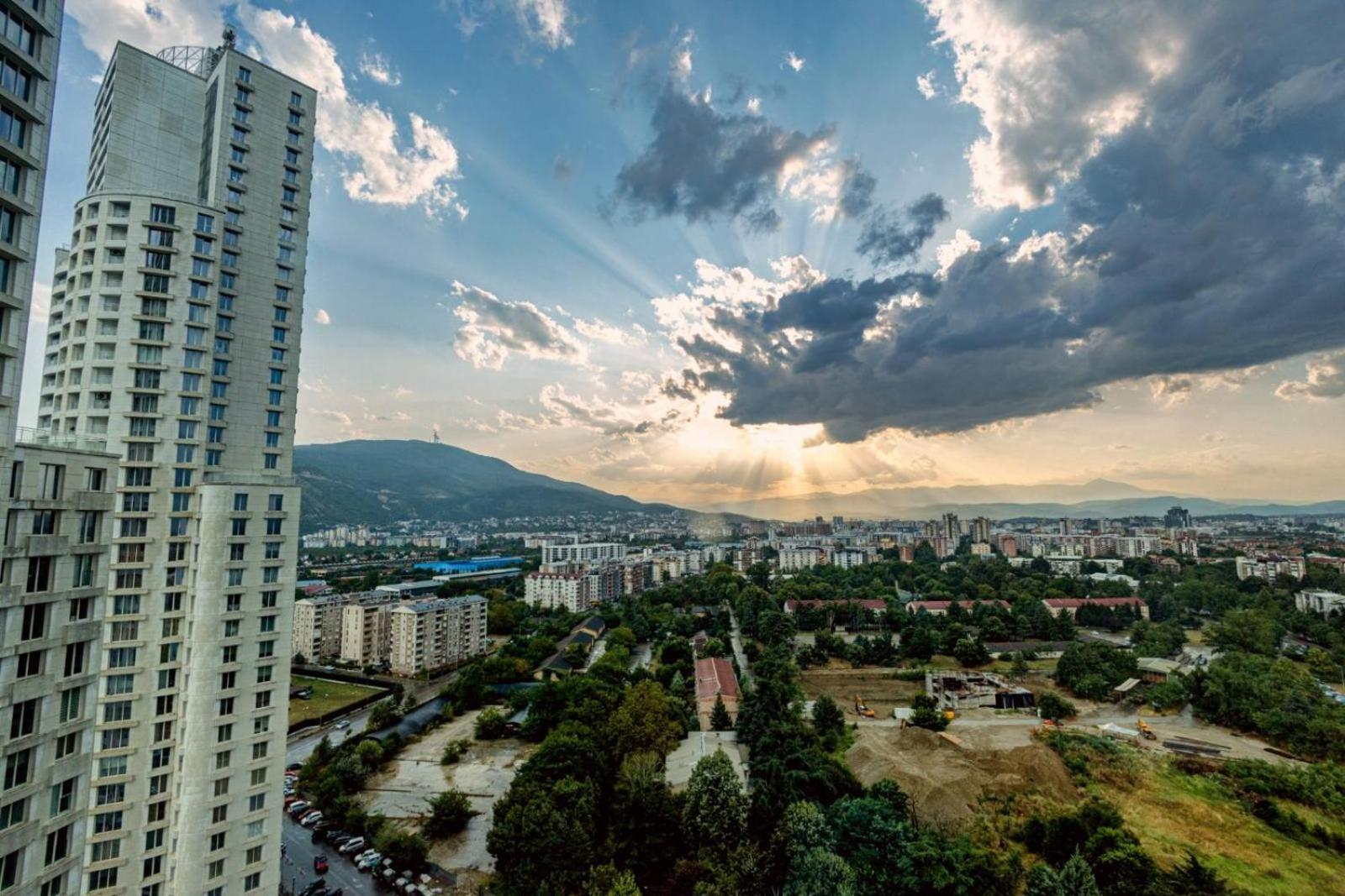 19Th Floor Sunset Secure Condo With Pool & Fitness & Parking Included In Price Skopje Exterior photo